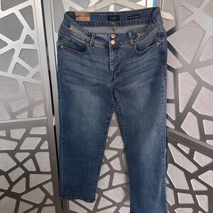 Ankle length jeans with embellished waist